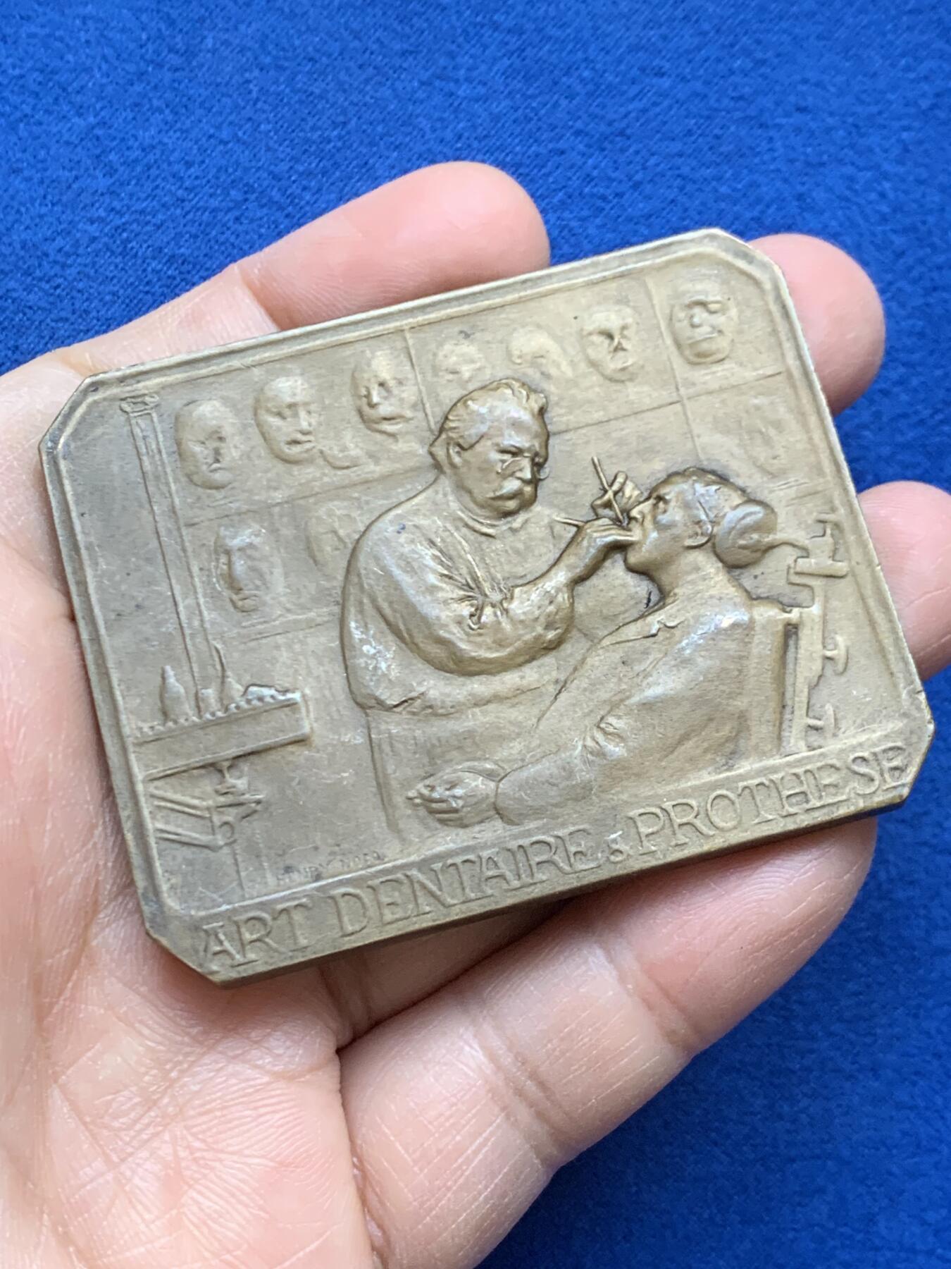 《竞宝斋》第452场 周日，周一 2场连拍 （全场包邮，欢迎送拍） 1909年纪念牙医克劳德·马丁大铜章 99.35克 51*63.2mm 三角铜标