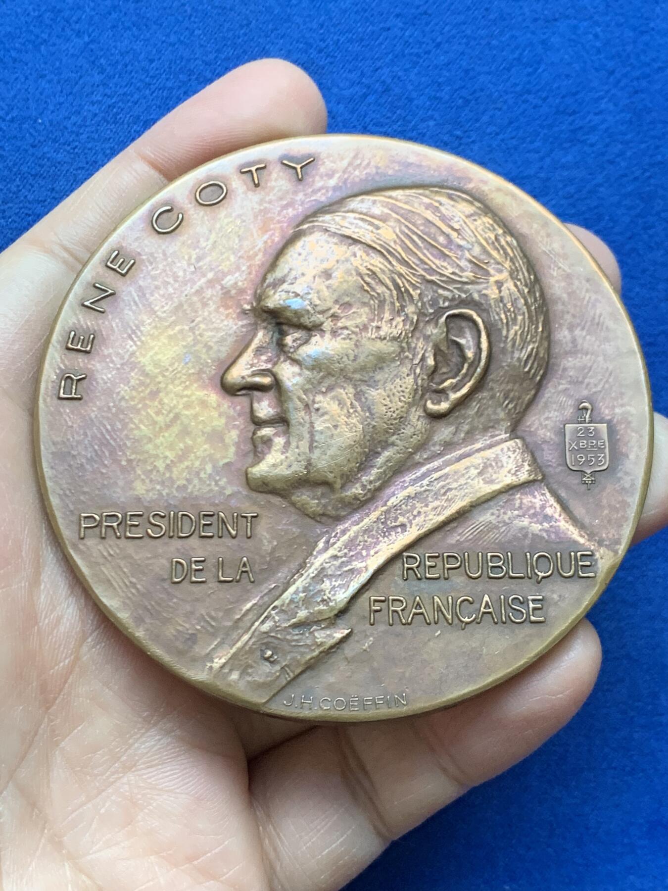 《竞宝斋》第452场 周日，周一 2场连拍 （全场包邮，欢迎送拍） 法兰西共和国总统勒内·科蒂肖像铜章  勒内·科蒂（1882-1962），1954年至1959年间任法兰西第四共和国总统。181.1克，77.2mm，丰饶角BR边铭。