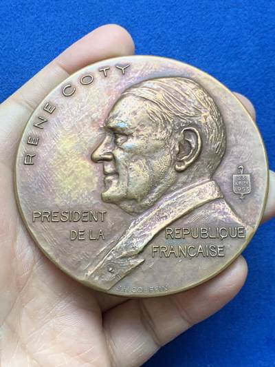 《竞宝斋》第452场 周日，周一 2场连拍 （全场包邮，欢迎送拍） - 法兰西共和国总统勒内·科蒂肖像铜章  勒内·科蒂（1882-1962），1954年至1959年间任法兰西第四共和国总统。181.1克，77.2mm，丰饶角BR边铭。