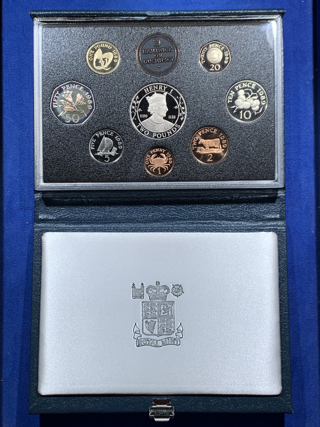 《竞宝斋》第452场 周日，周一 2场连拍 （全场包邮，欢迎送拍） 根西岛1989年精制套币 册装 英国皇家造币厂出品 包含2镑纪念币  品相好