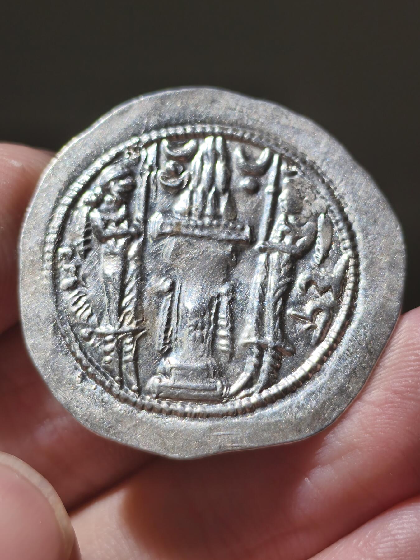 星盘世界钱币2026一月十日新年古典精品大拍 精彩纷呈 精品！萨珊帝国耶兹格德一世一德拉科马银币，光度非常不错，打制很漂亮