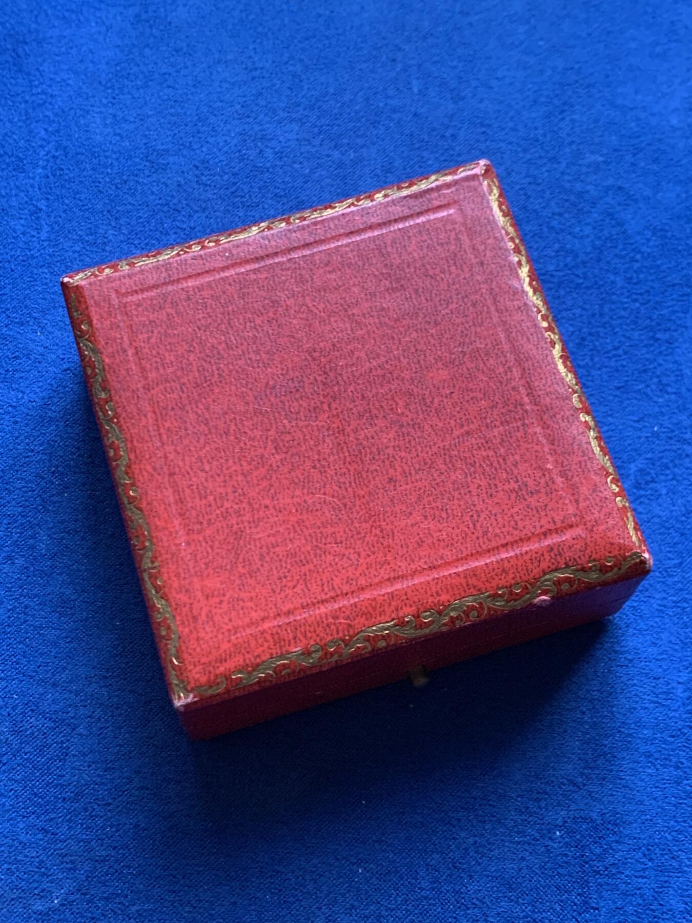 《竞宝斋》第452场 周日，周一 2场连拍 （全场包邮，欢迎送拍） 法国战争部长颁发射击比赛镀金大银章 64.8克 50mm 丰饶角1银标 带盒