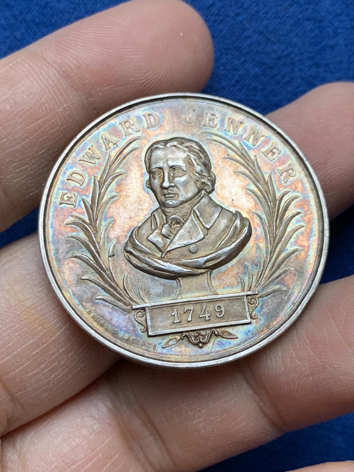 《竞宝斋》第452场 周日，周一 2场连拍 （全场包邮，欢迎送拍） 1887年北部省疫苗接种中央委员会颁发银质纪念章，20.45克，36.3mm，丰饶角银，正面 爱德华·詹纳（1749-1823）为天花疫苗的发明