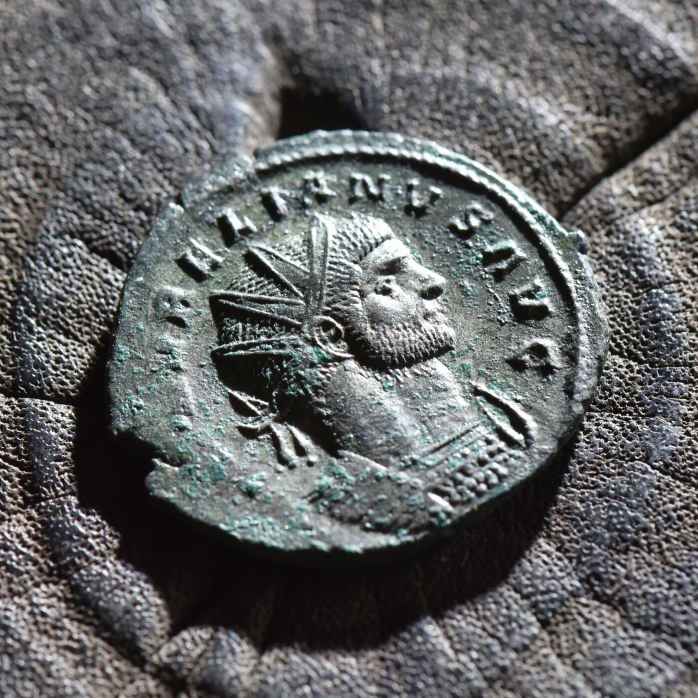 【良泉】第45期【直播场】1月15日晚19.30点开拍！ 208组，西方古代钱币、丝路古珠杂项专场 【未流通】【极美品！】公元272-274年【古罗马】世界光复者-奥勒良，“皇帝从朱庇特手中接过球”洗银币，3.56克