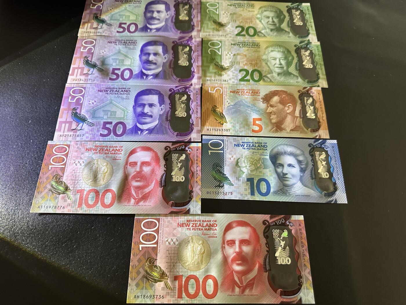 《外钞收藏家》第五百九十八期（2026年新年第一场）（本平台长期征集拍品、欢迎藏友们联系合作） 新西兰明亮版 所有年份签名 一共九张，5 10各一张，20 100各两张，50三张 全新UNC