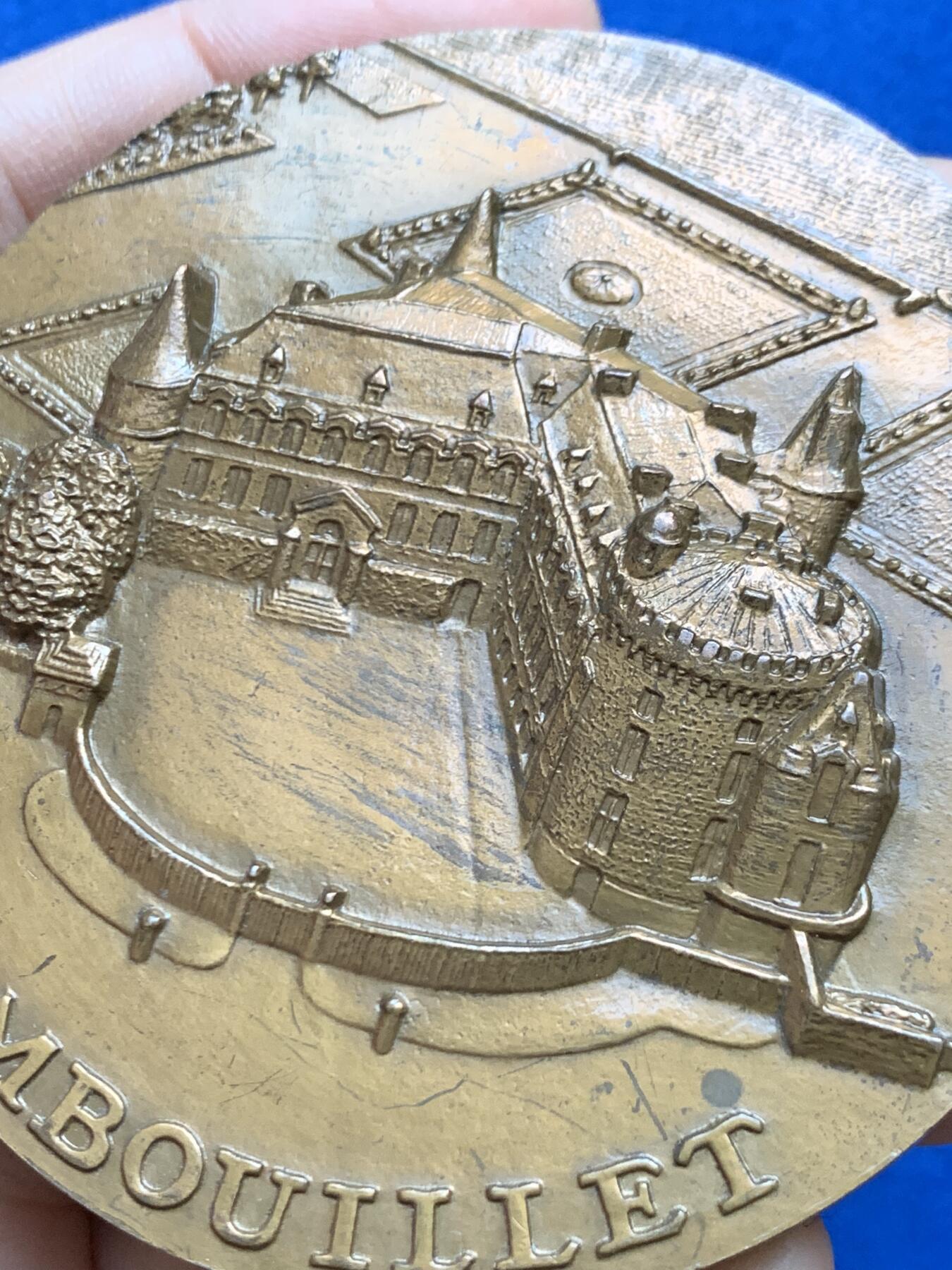 《竞宝斋》第452场 周日，周一 2场连拍 （全场包邮，欢迎送拍） 法国朗布依埃城堡鸟瞰景铜章 高浮雕景观 188.1克 71.2mm 丰饶角铜标