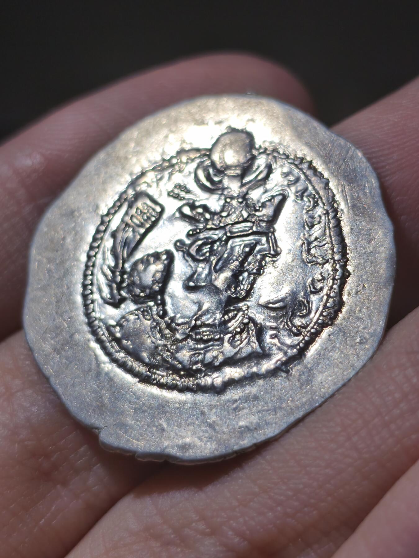星盘世界钱币2026一月十日新年古典精品大拍 精彩纷呈 精品！萨珊帝国耶兹格德二世一德拉科马银币，这个脸刻的十分清晰，耶兹格德二世这个品种难度很高，非常高，所以能找到这样的品相，已经实属不易
