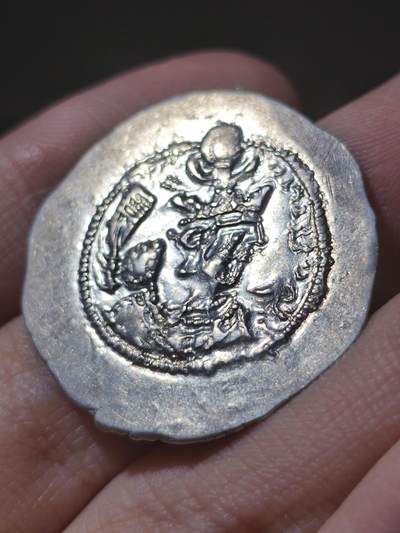 精品！萨珊帝国耶兹格德二世一德拉科马银币，这个脸刻的十分清晰，耶兹格德二世这个品种难度很高，非常高，所以能找到这样的品相，已经实属不易
