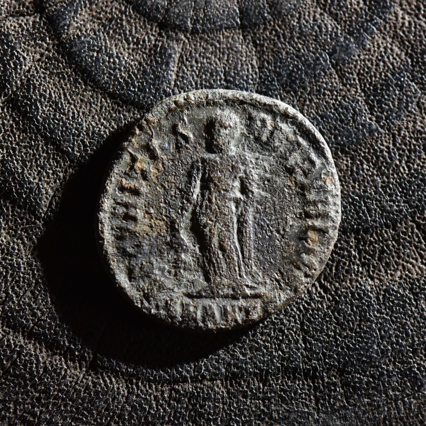 【良泉】第45期【直播场】1月15日晚19.30点开拍！ 208组，西方古代钱币、丝路古珠杂项专场 【罕见】公元328-329年【古罗马】君士坦丁大帝之母——圣海伦娜，背安全女神塞库里塔斯，2.82克