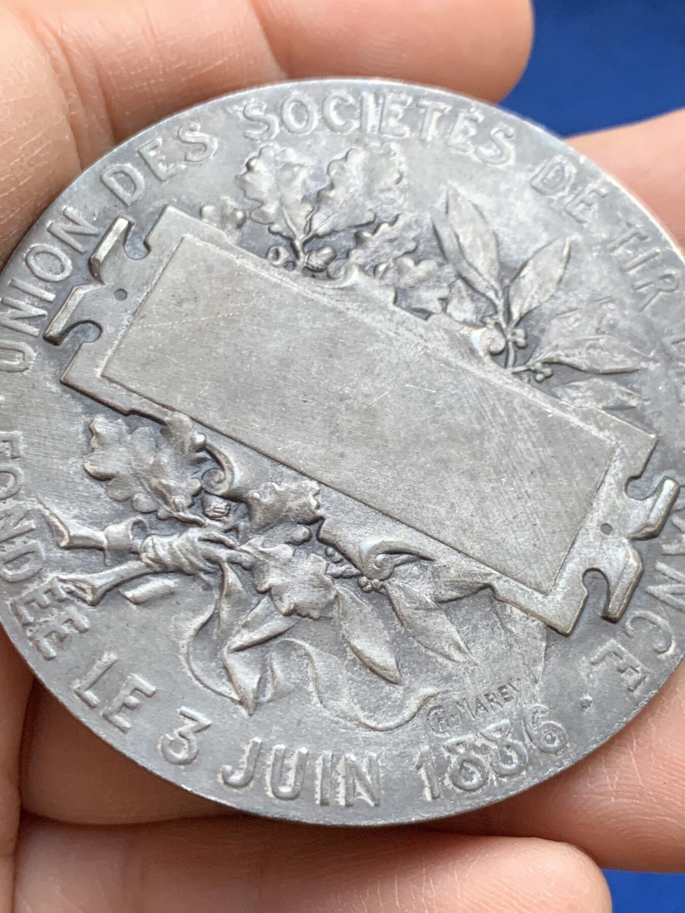 《竞宝斋》第452场 周日，周一 2场连拍 （全场包邮，欢迎送拍） 1886年法国射击节镀银铜章 79.9克 57.6mm 三角铜标