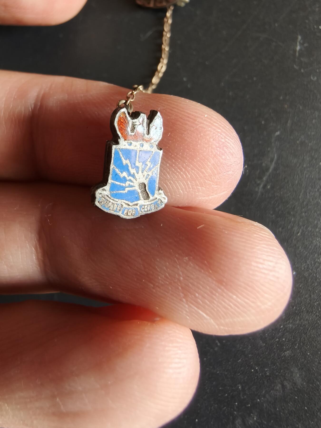 老王徽章第172期 美国陆军航空兵链章    二战时期    铜质珐琅   带厂标