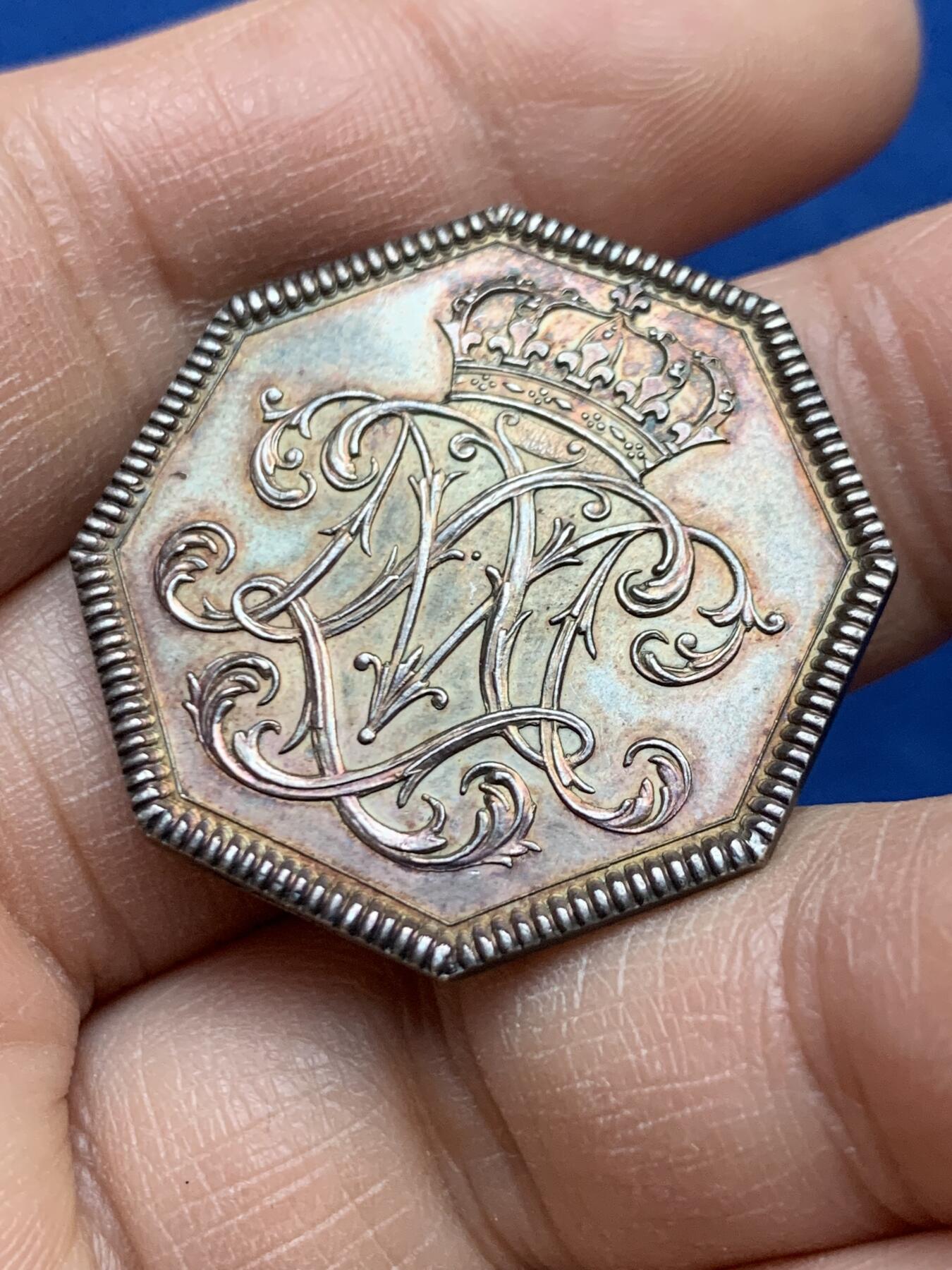 《竞宝斋》第452场 周日，周一 2场连拍 （全场包邮，欢迎送拍） 法国皇室八角银质代币，少见品。保存状态很好，表面几乎无损伤。直径：31mm，重：14g，丰饶角银标。细节见图