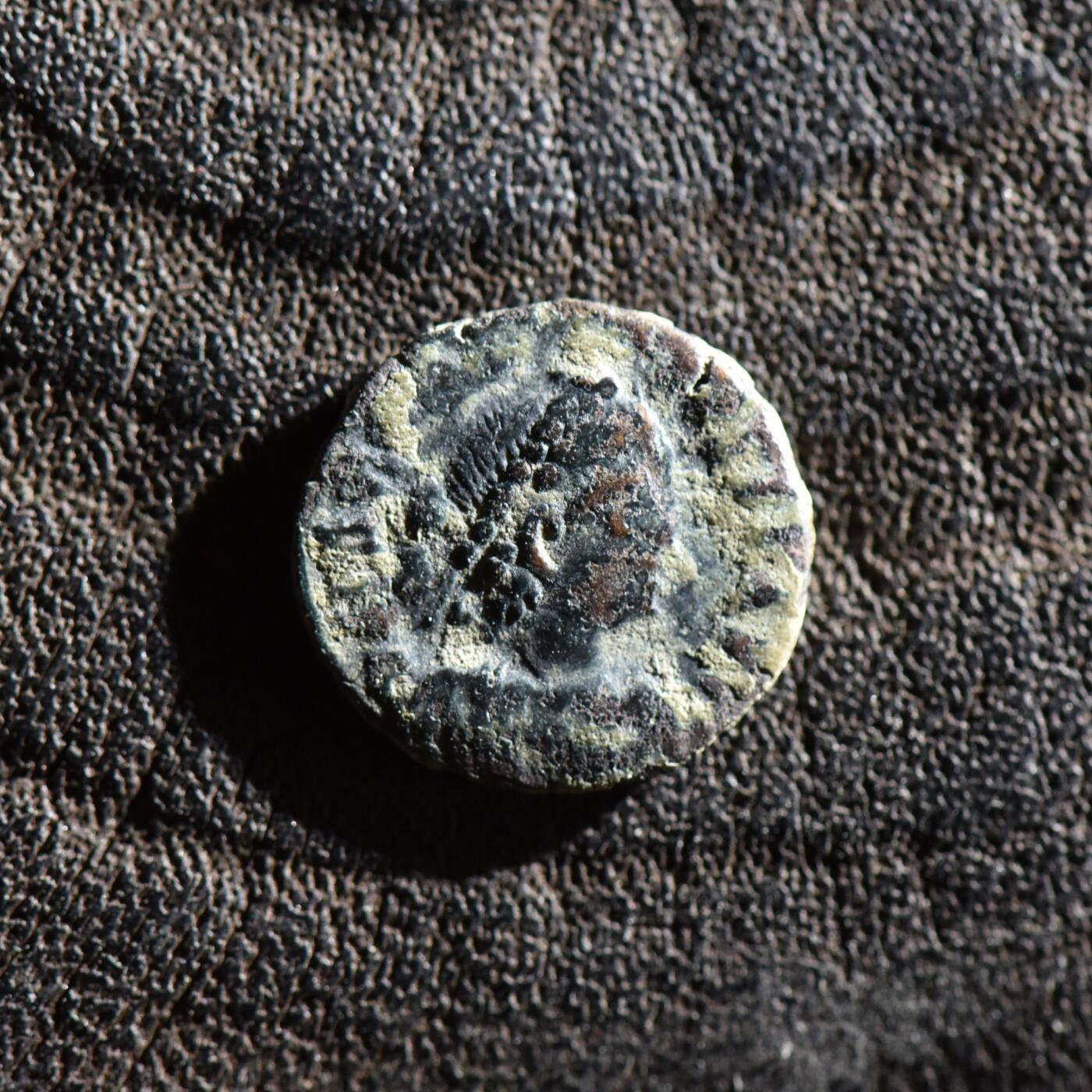 【良泉】第45期【直播场】1月15日晚19.30点开拍！ 208组，西方古代钱币、丝路古珠杂项专场 【微型】公元395-408年【古罗马】东罗马帝国首位皇帝-阿尔卡狄乌斯“誓愿十年，再愿二十年”铜币，1.07克