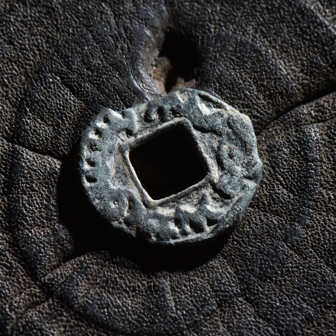 【良泉】第45期【直播场】1月15日晚19.30点开拍！ 208组，西方古代钱币、丝路古珠杂项专场 公元8世纪【粟特】托古斯十箭部落，双面粟特文方孔铜币，1.1克