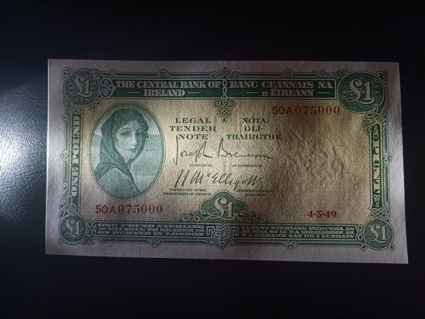 2026首期，总第211期 爱尔兰1949年1镑UNC豹子号000，早期下方有英爱两国货币互换协议的版本，爱尔兰人格化象征“拉维利夫人”