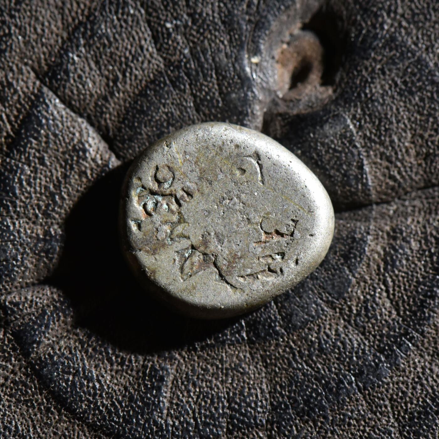 【良泉】第45期【直播场】1月15日晚19.30点开拍！ 208组，西方古代钱币、丝路古珠杂项专场 公元前3世纪【古印度】孔雀王朝【少见】圆形 1卡夏帕银币，2.9克