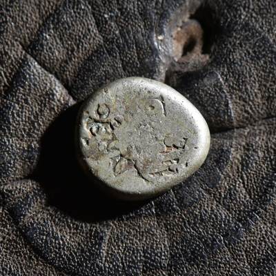 【良泉】第45期【直播场】1月15日晚19.30点开拍！ 208组，西方古代钱币、丝路古珠杂项专场 - 公元前3世纪【古印度】孔雀王朝【少见】圆形 1卡夏帕银币，2.9克