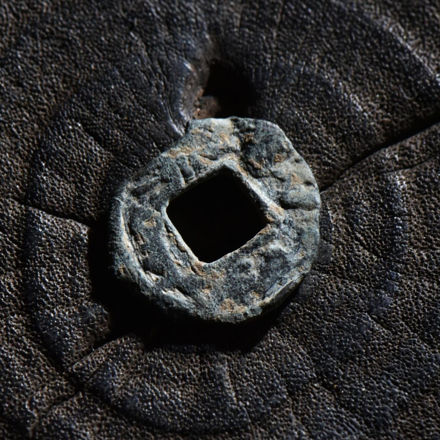 【良泉】第45期【直播场】1月15日晚19.30点开拍！ 208组，西方古代钱币、丝路古珠杂项专场 公元8世纪【粟特】托古斯十箭部落，双面粟特文方孔铜币，1.1克