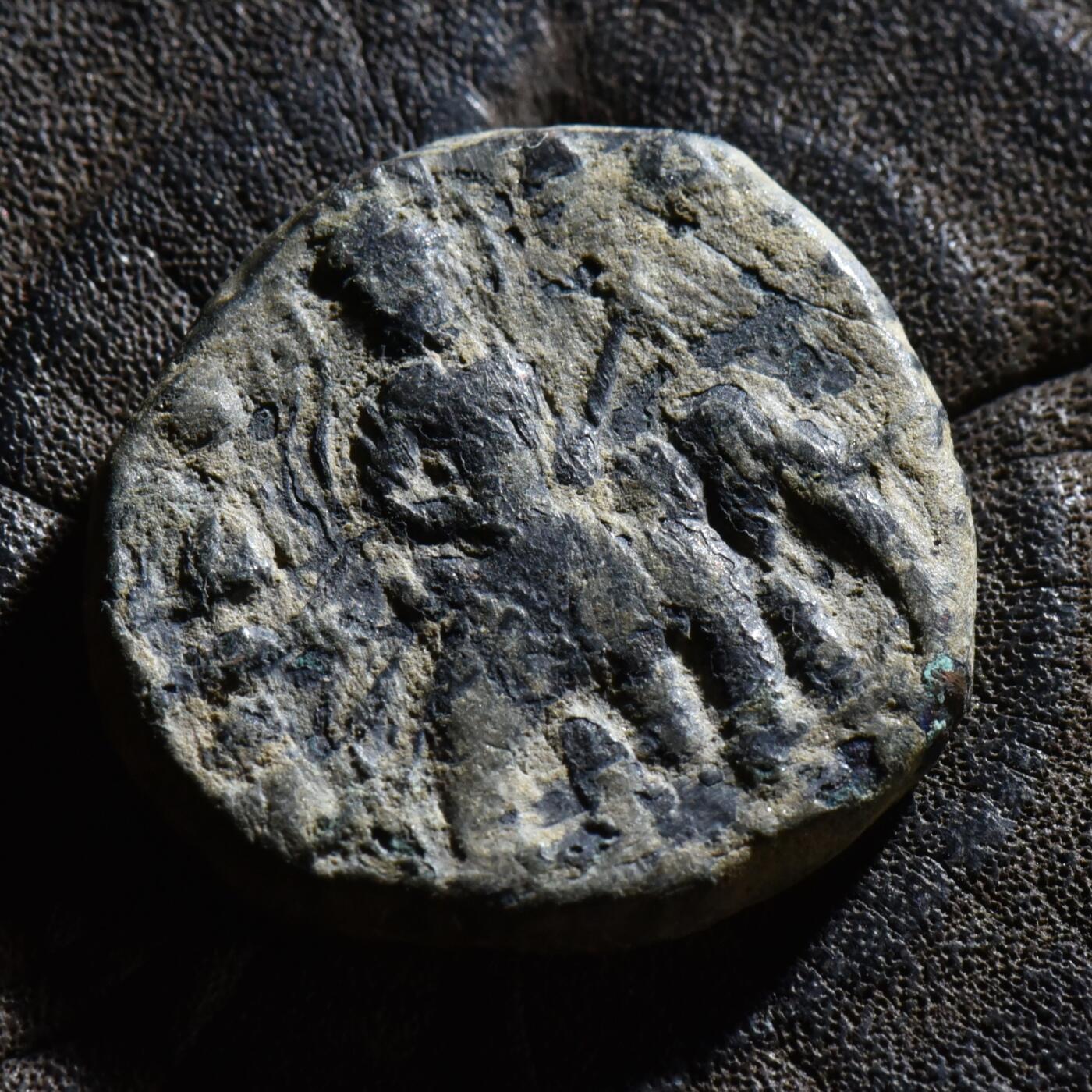 【良泉】第45期【直播场】1月15日晚19.30点开拍！ 208组，西方古代钱币、丝路古珠杂项专场 【铭文清晰美品】【罕见重量，3德拉克马？？】公元158-195年【古印度】贵霜王朝，胡维色迦【骑大象版】大铜币，9.81克