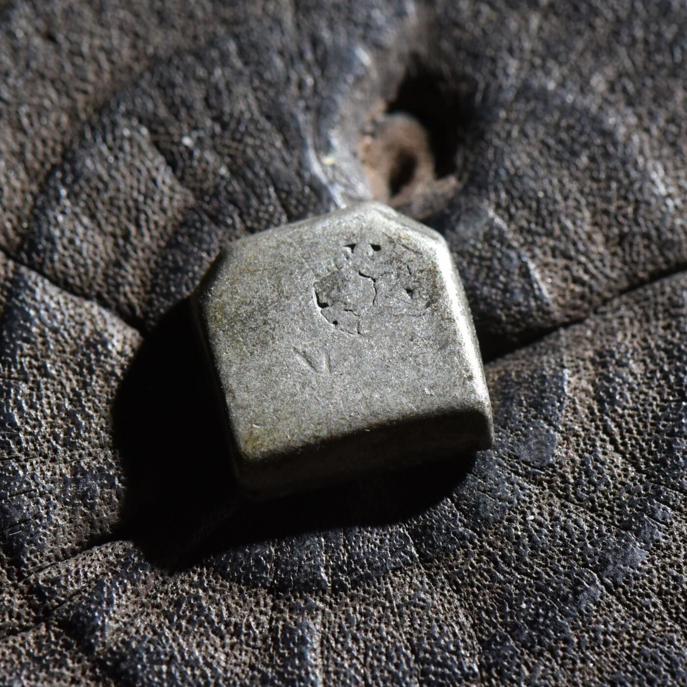 【良泉】第45期【直播场】1月15日晚19.30点开拍！ 208组，西方古代钱币、丝路古珠杂项专场 公元前3-2世纪【古印度】孔雀-巽加王朝，六臂符1卡夏帕银币，3.21克