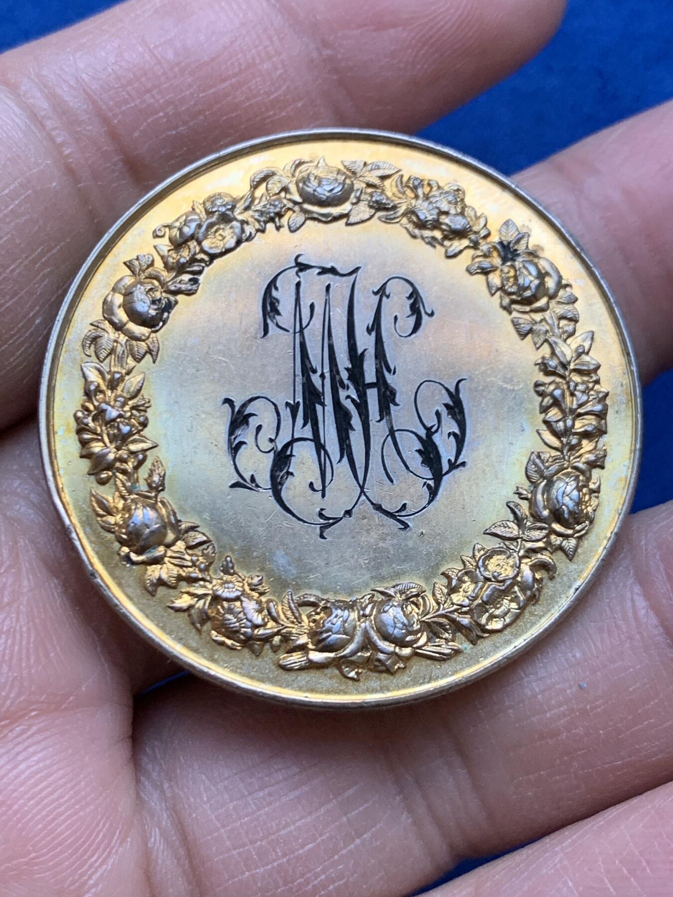 《竞宝斋》第452场 周日，周一 2场连拍 （全场包邮，欢迎送拍） 法国1902年结婚纪念镀金银章 大版 39MM 25.45g 丰饶角银标 刻花漂亮