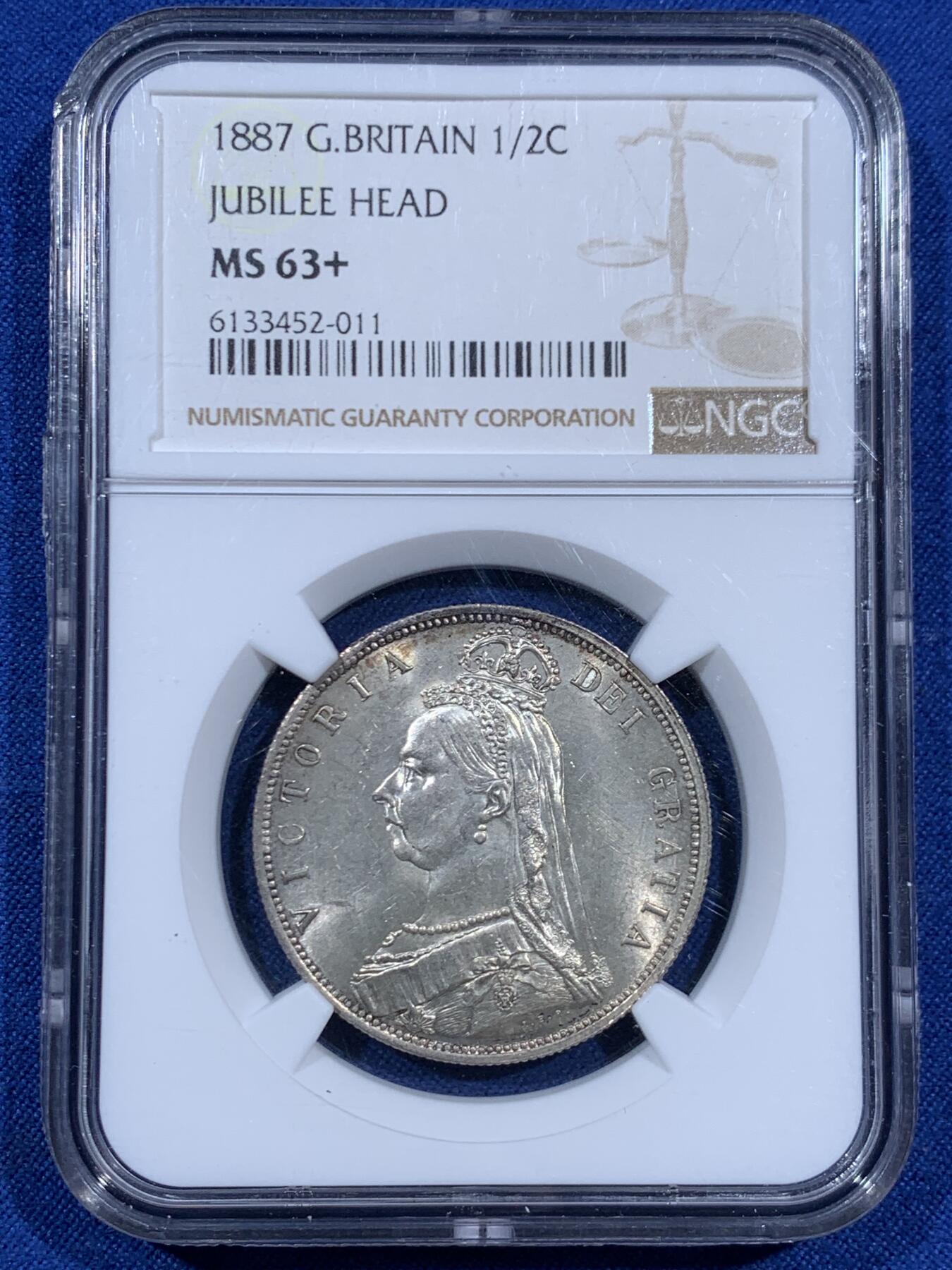 《竞宝斋》第452场 周日，周一 2场连拍 （全场包邮，欢迎送拍） NGC MS63+ 英国1887年维多利亚女王半克朗银币，包浆十分优美，收藏一步到位，盒子右下角有裂纹