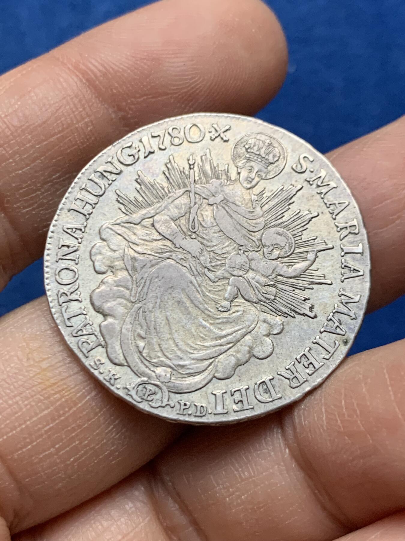 《竞宝斋》第452场 周日，周一 2场连拍 （全场包邮，欢迎送拍） PCGS AU53 砸盒 有标签 匈牙利1780年玛丽亚特蕾莎半泰勒银币 圣母抱子天使扶盾 边铭清晰可读 克雷姆尼察B厂 均匀的浅灰色包浆银光充足细节很好的品相 盒子裂了就拆出来了可对比官网照片确认原币原状态无疑