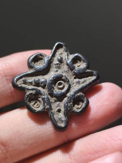 星盘世界钱币2026一月十日新年古典精品大拍 精彩纷呈 -  精品！BMAC青铜文化18.6g，阿瑟克斯文明早期实心青铜印章，这种跟后期那种镂空的不是一种类型，这个图案非常有趣，是一个类似星星的形状，然后周围有四个圈，这种应该不是普通人能用的，非常少见，这一枚上面有一个系绳的孔