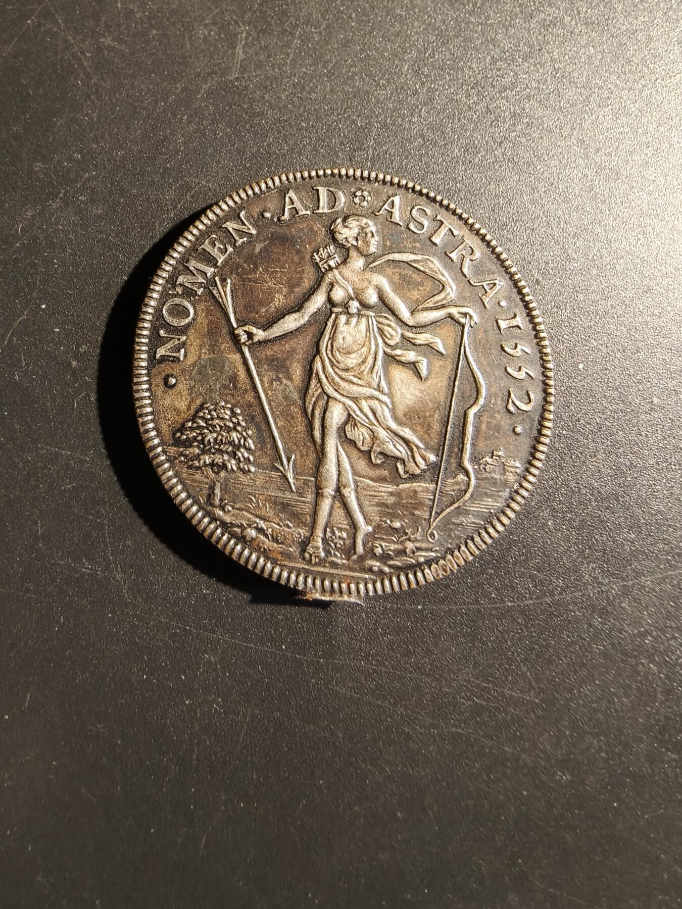 老王徽章第172期 法国国王亨利二世纪念章      上挂断裂