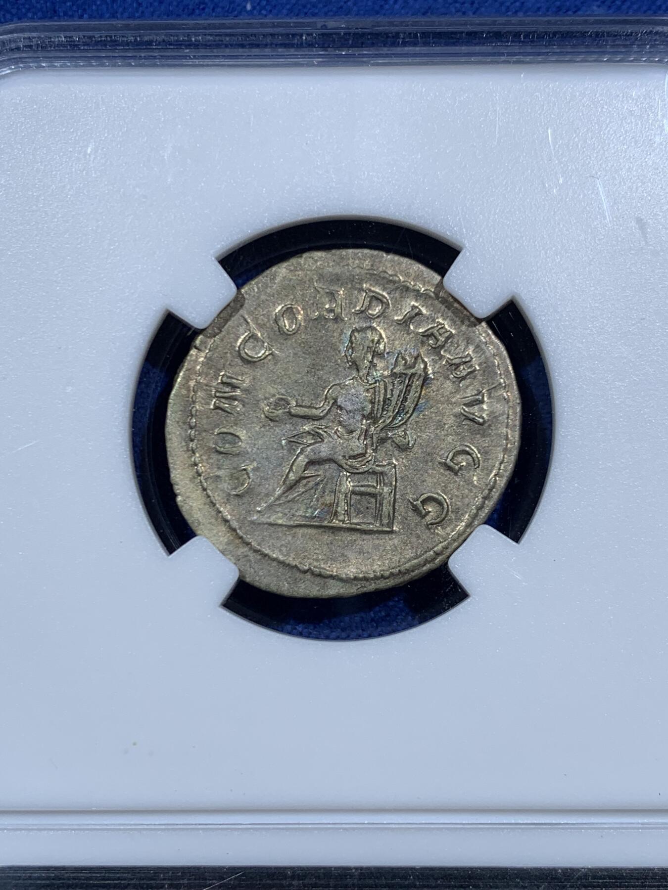 《竞宝斋》第452场 周日，周一 2场连拍 （全场包邮，欢迎送拍） 无名王 XF+ 古罗马帝国 244-249年 1安东尼安 银币 正面为奥塔西亚皇后 背面为和谐女神 打制很好 细节不错 无名王和众诚详评都是国内较为专业的丝路古典币评级公司 少见品种