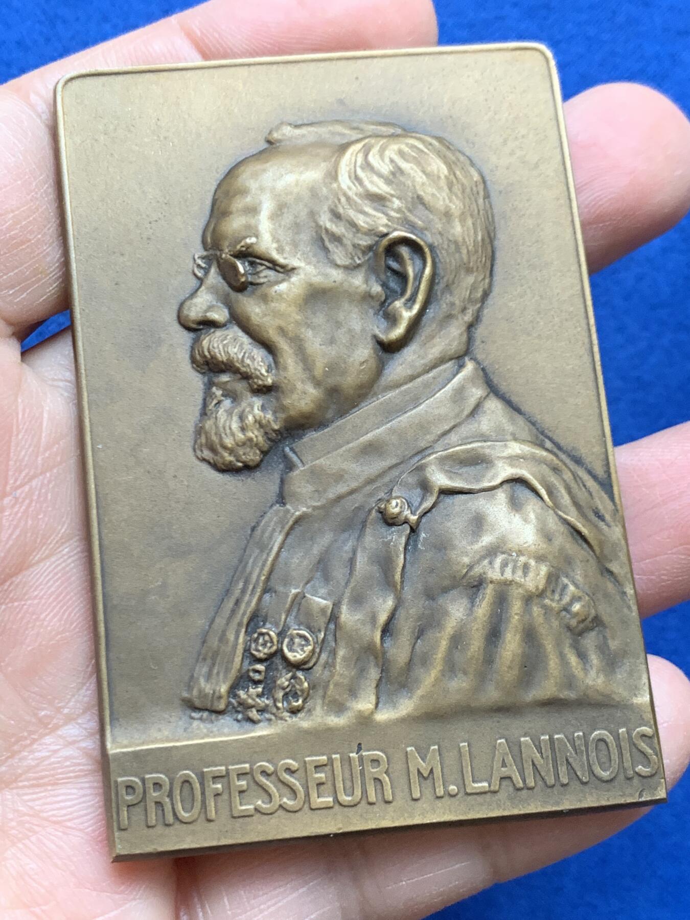 《竞宝斋》第452场 周日，周一 2场连拍 （全场包邮，欢迎送拍） 名家De Herain1927年作比利时医学教授M·拉努瓦纪念大铜章 129.9克 50*75.3mm 三角铜标 双面高浮雕