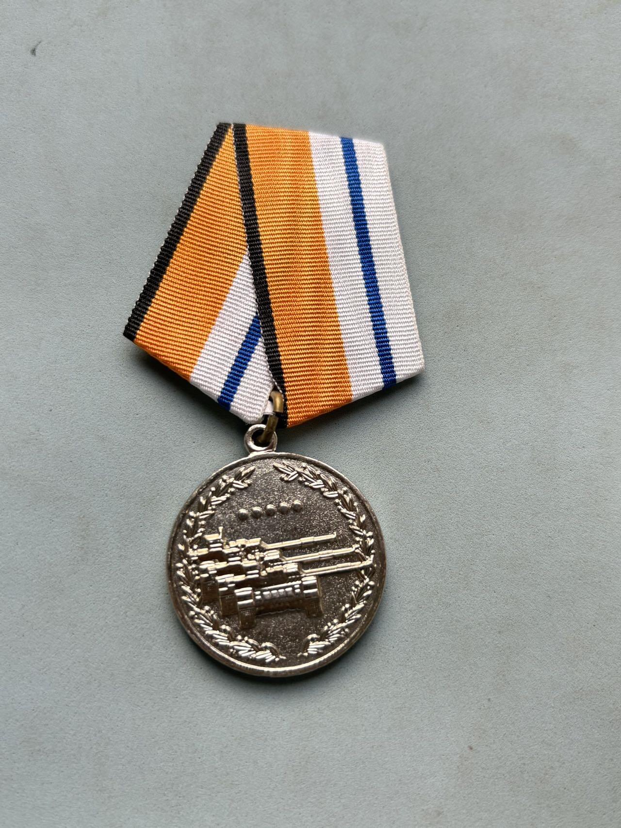 盛世勋华——号角文化勋章邮票专场拍卖第297期 2015年俄罗斯坦克两项世界锦标赛亚军奖章，也属于2015国际军事比赛核心项目，2015年赛事吸引了多个国家参赛，中国代表团在此次国际军事比赛中总计拿下10个亚军和3个单项冠军，这次比赛中，中国队驾驶96A式主战坦克参赛，在射击精度和团队配合上表现突出，获得亚军。