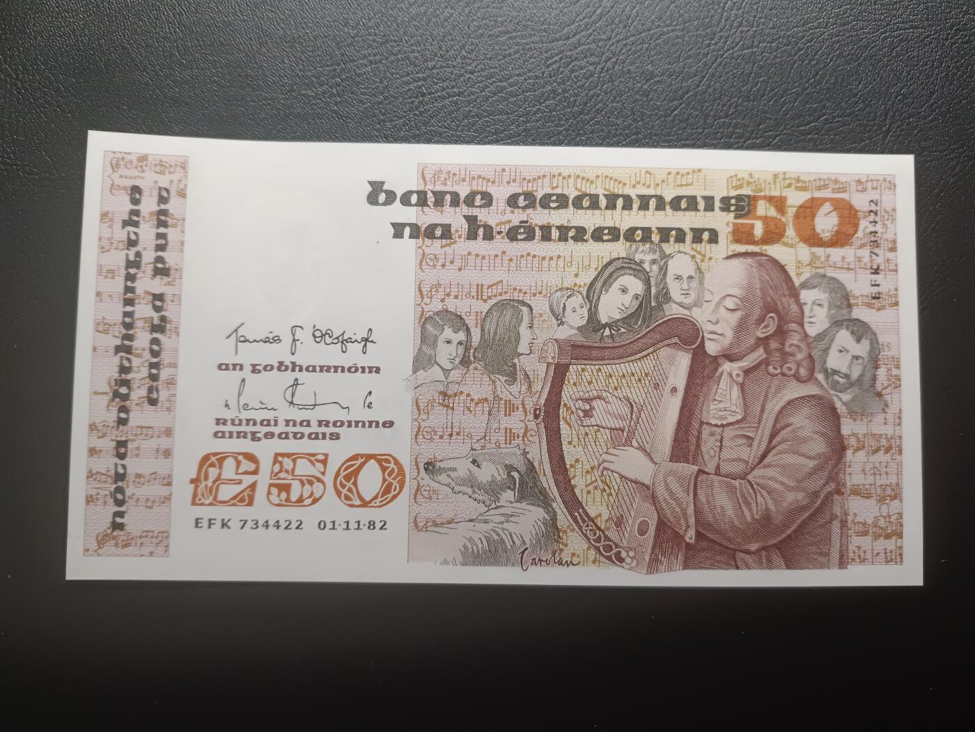 2026首期，总第211期 爱尔兰1982年50镑UNC，主题肖像是16世纪的盲人竖琴演奏家奥卡罗兰和周围聆听的人群，作为爱尔兰象征之一的竖琴也当之无愧的登上了此版本最大面值的钞票上