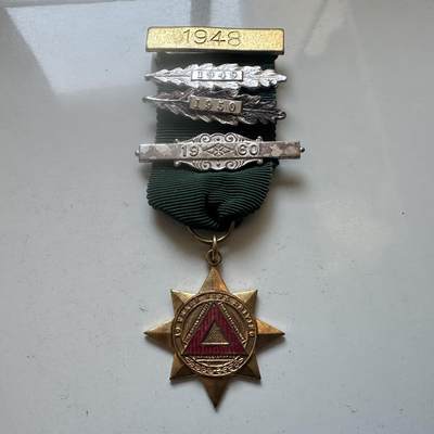 🌹外币初藏🌹🐯2025年第147场  每周二四六晚8️⃣点 接代拍 - 英国皇家事故预防协会1948-1960年颁发的10年安全驾驶竞赛奖章 黄铜配红珐琅