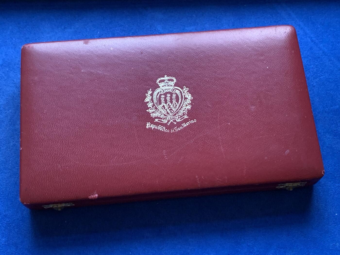 《竞宝斋》第452场 周日，周一 2场连拍 （全场包邮，欢迎送拍） 圣马力诺拿破仑一世诞辰二百周年纪念章 铜质（87.8克）+银质（98.6克） 60mm 正面为拿破仑·波拿巴与安东尼奥·奥诺里侧像 带盒 细节见图