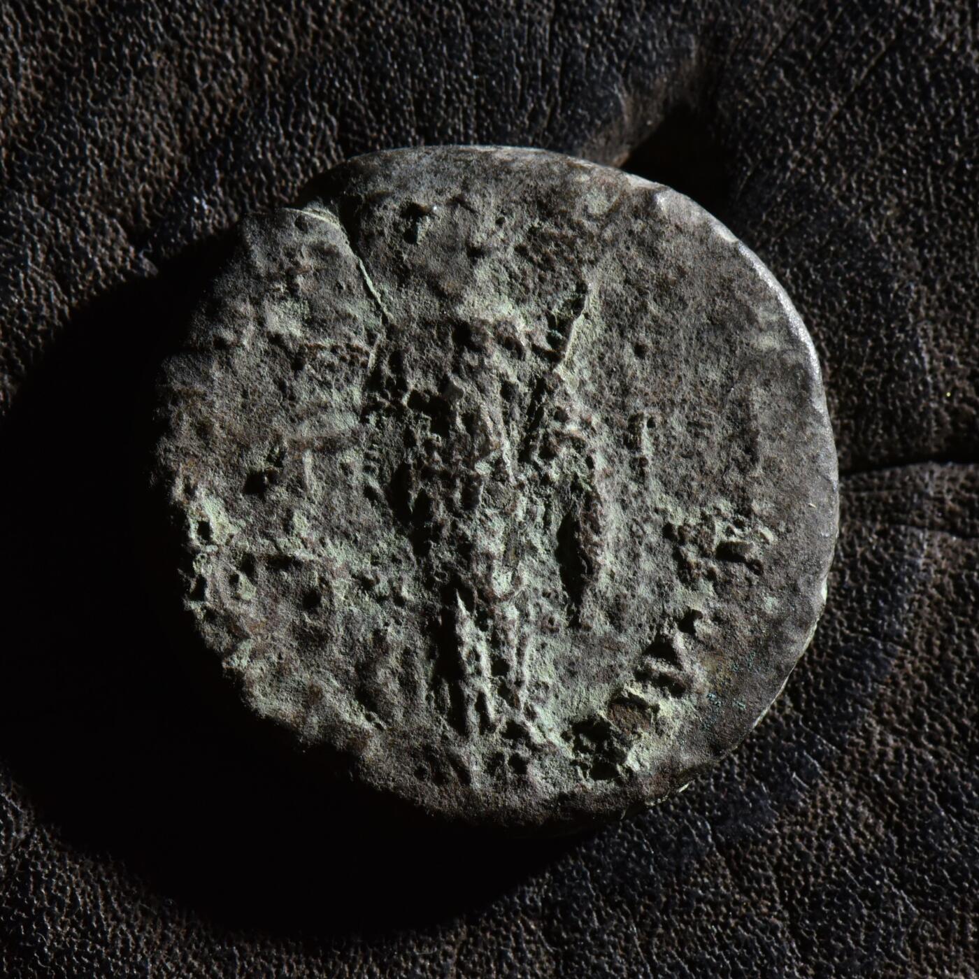 【良泉】第45期【直播场】1月15日晚19.30点开拍！ 208组，西方古代钱币、丝路古珠杂项专场 公元222-235年【古罗马·行省】【马恰诺波里斯】塞维鲁·亚历山大“复仇女神”大铜币，地方官翁布里乌斯·特雷文蒂努斯打制，8.2克