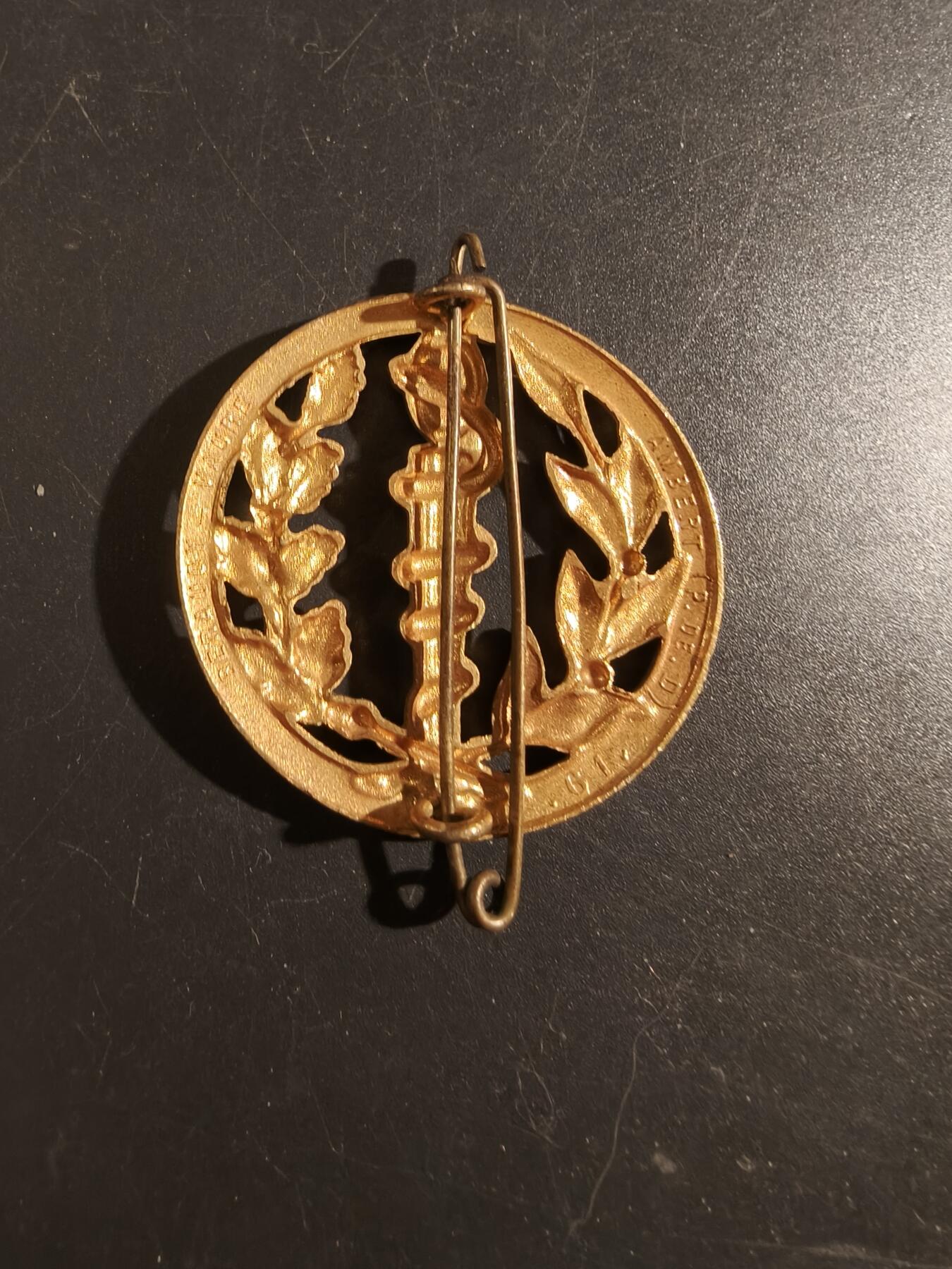 老王徽章第172期 法国军医贝雷帽帽徽