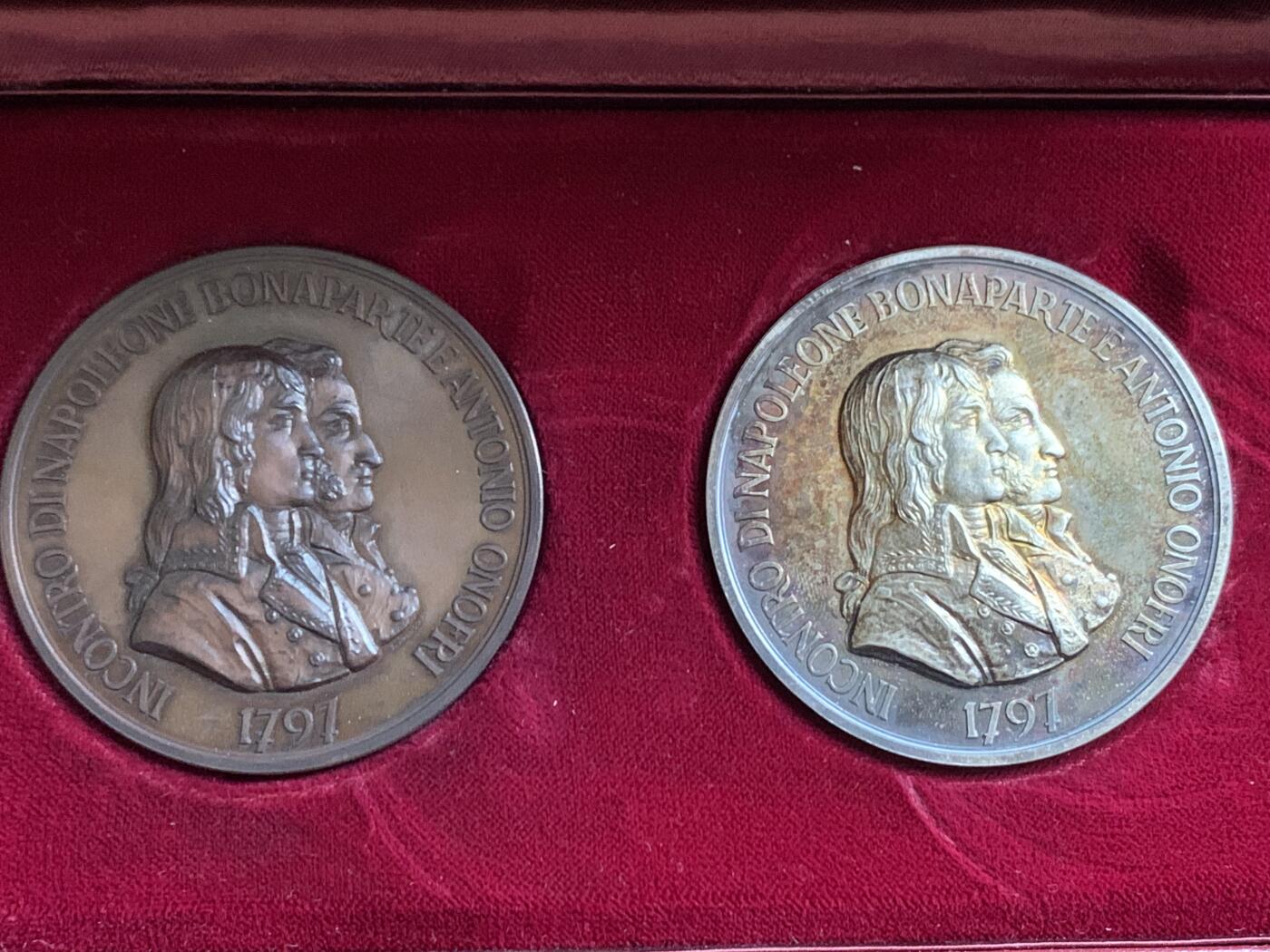 《竞宝斋》第452场 周日，周一 2场连拍 （全场包邮，欢迎送拍） 圣马力诺拿破仑一世诞辰二百周年纪念章 铜质（87.8克）+银质（98.6克） 60mm 正面为拿破仑·波拿巴与安东尼奥·奥诺里侧像 带盒 细节见图