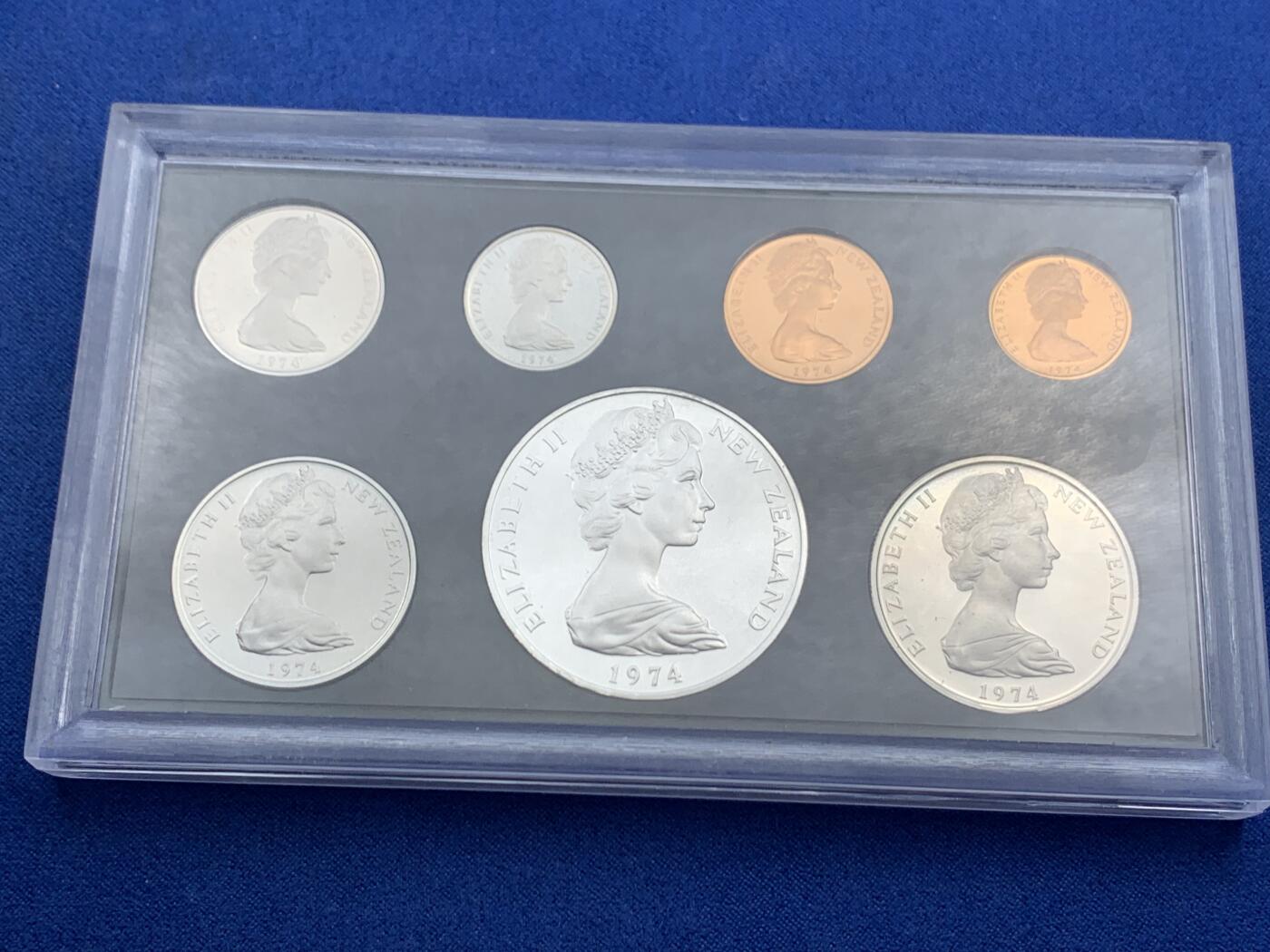 《竞宝斋》第452场 周日，周一 2场连拍 （全场包邮，欢迎送拍） 新西兰1974年7枚装精制套币 其中一枚1元主币是银币（英联邦运动会 925银 28.2克）
