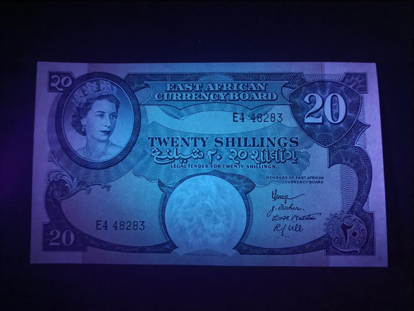 2026首期，总第211期 英属东非1961年20先令UNC背面左上极轻微黄，青年大皇冠女王，稀有的中高面值