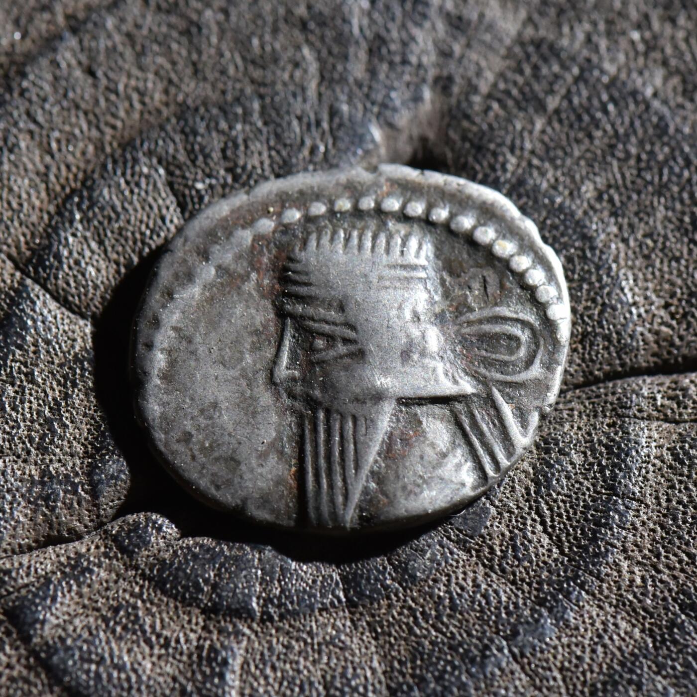 【良泉】第45期【直播场】1月15日晚19.30点开拍！ 208组，西方古代钱币、丝路古珠杂项专场 【藏家出品A】公元105-147年，帕提亚帝国，沃洛加西斯三世，一德拉克马银币，3.05克