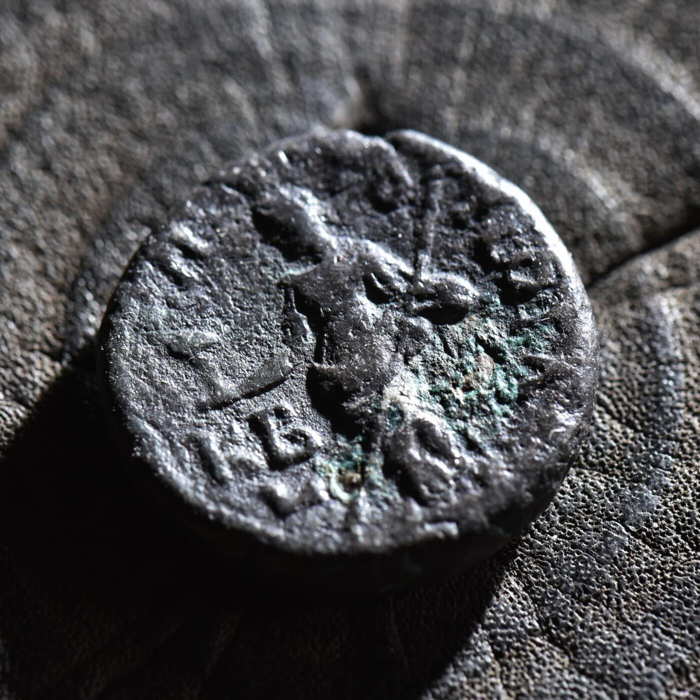 【良泉】第45期【直播场】1月15日晚19.30点开拍！ 208组，西方古代钱币、丝路古珠杂项专场 【藏家出品A】非常少！公元137-138年，埃及行省，哈德良在位第22年打制，盗火的普罗米修斯的妻子-预知女神普罗诺亚，手持凤凰和权杖，四德拉克马，亚历山大港造币厂，7.02克