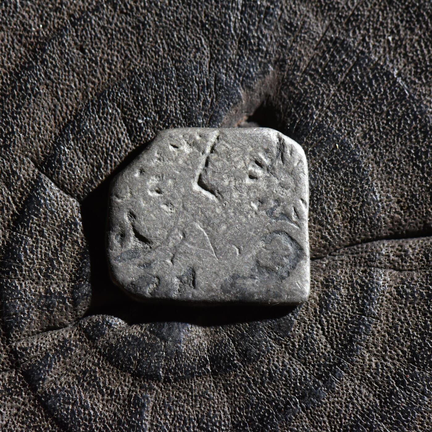 【良泉】第45期【直播场】1月15日晚19.30点开拍！ 208组，西方古代钱币、丝路古珠杂项专场 公元前3世纪【古印度】孔雀王朝，早期，太阳符1卡夏帕银币，2.42克