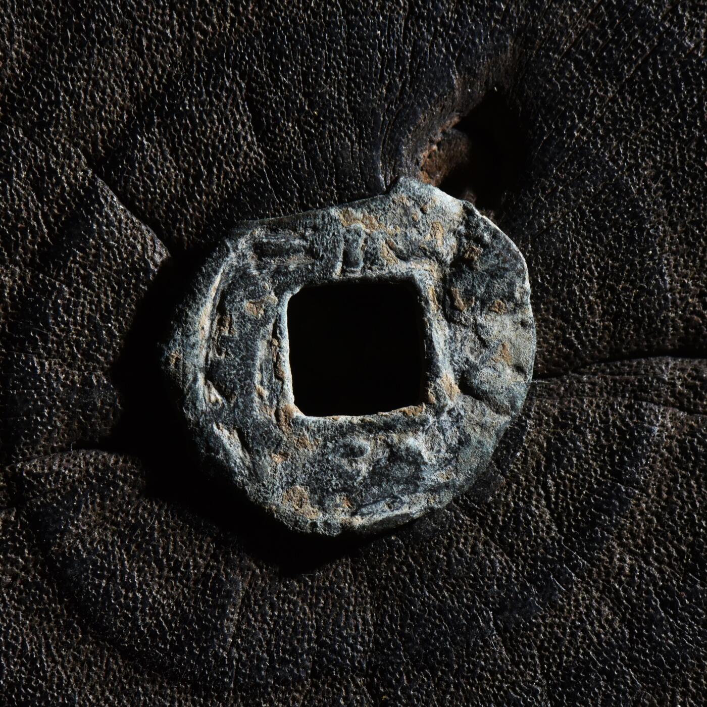 【良泉】第45期【直播场】1月15日晚19.30点开拍！ 208组，西方古代钱币、丝路古珠杂项专场 公元8世纪【粟特】托古斯十箭部落，双面粟特文方孔铜币，1.1克