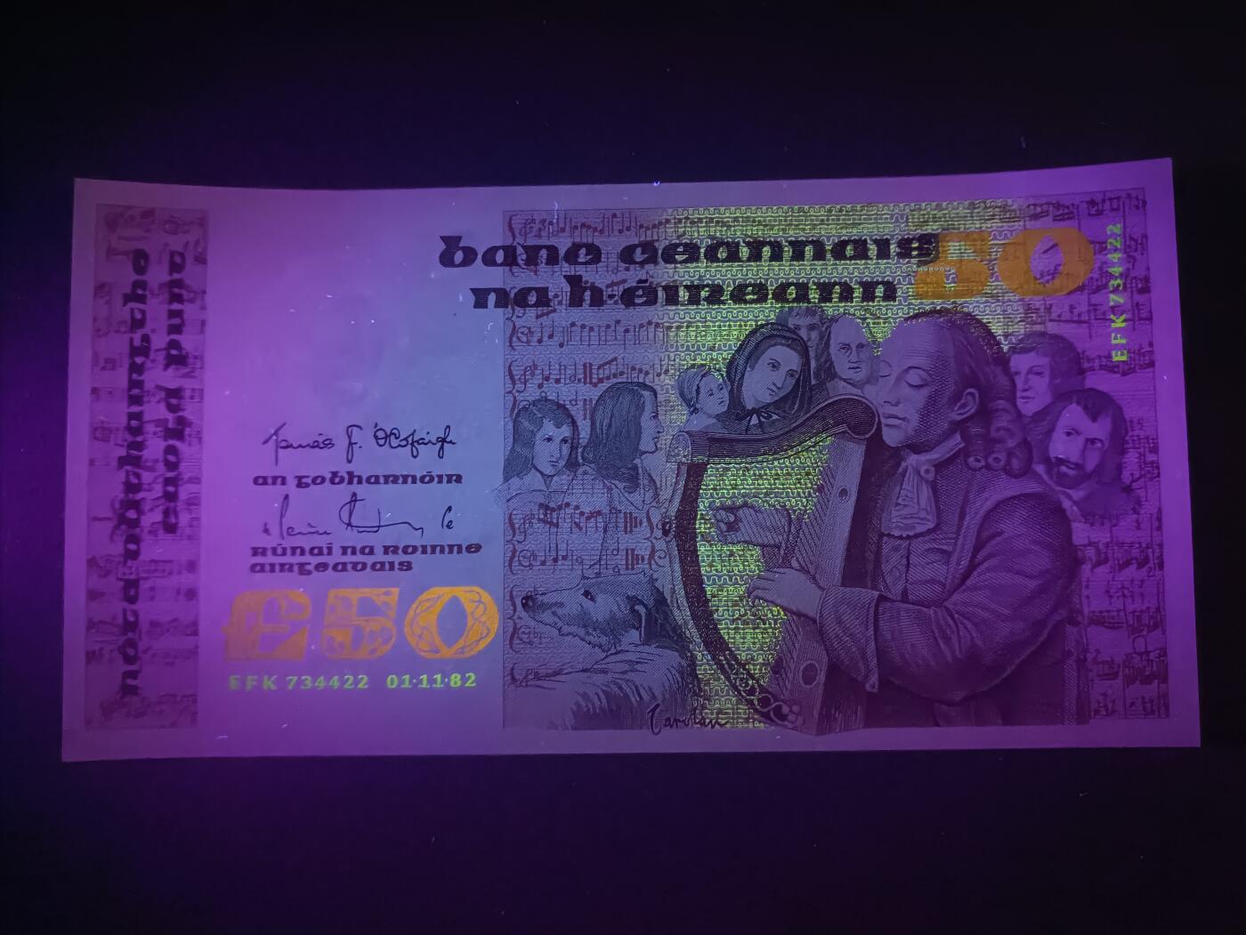 2026首期，总第211期 爱尔兰1982年50镑UNC，主题肖像是16世纪的盲人竖琴演奏家奥卡罗兰和周围聆听的人群，作为爱尔兰象征之一的竖琴也当之无愧的登上了此版本最大面值的钞票上