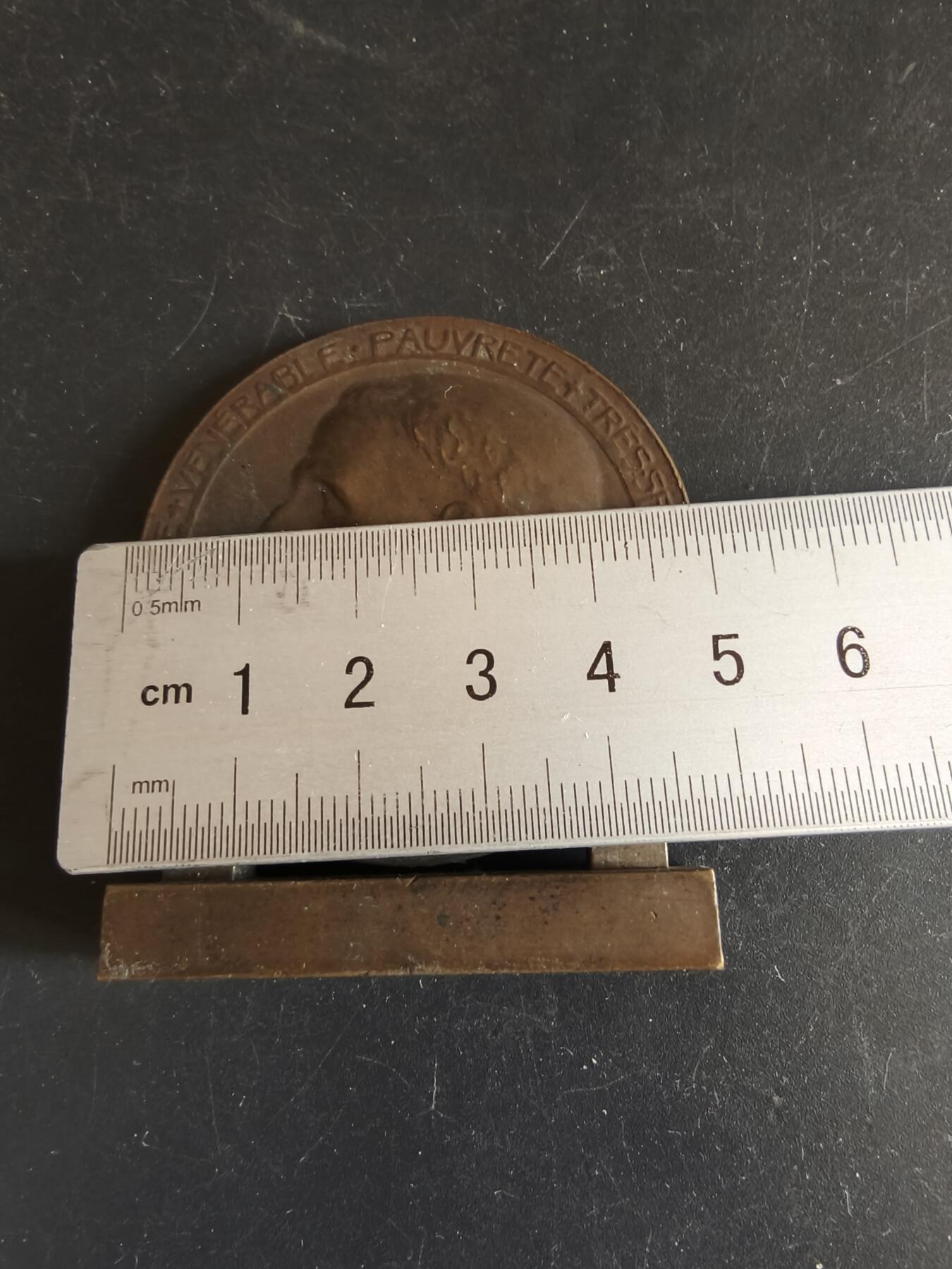 老王徽章第172期 法国圣方济各大铜章     尺寸49mm     重量79.4g