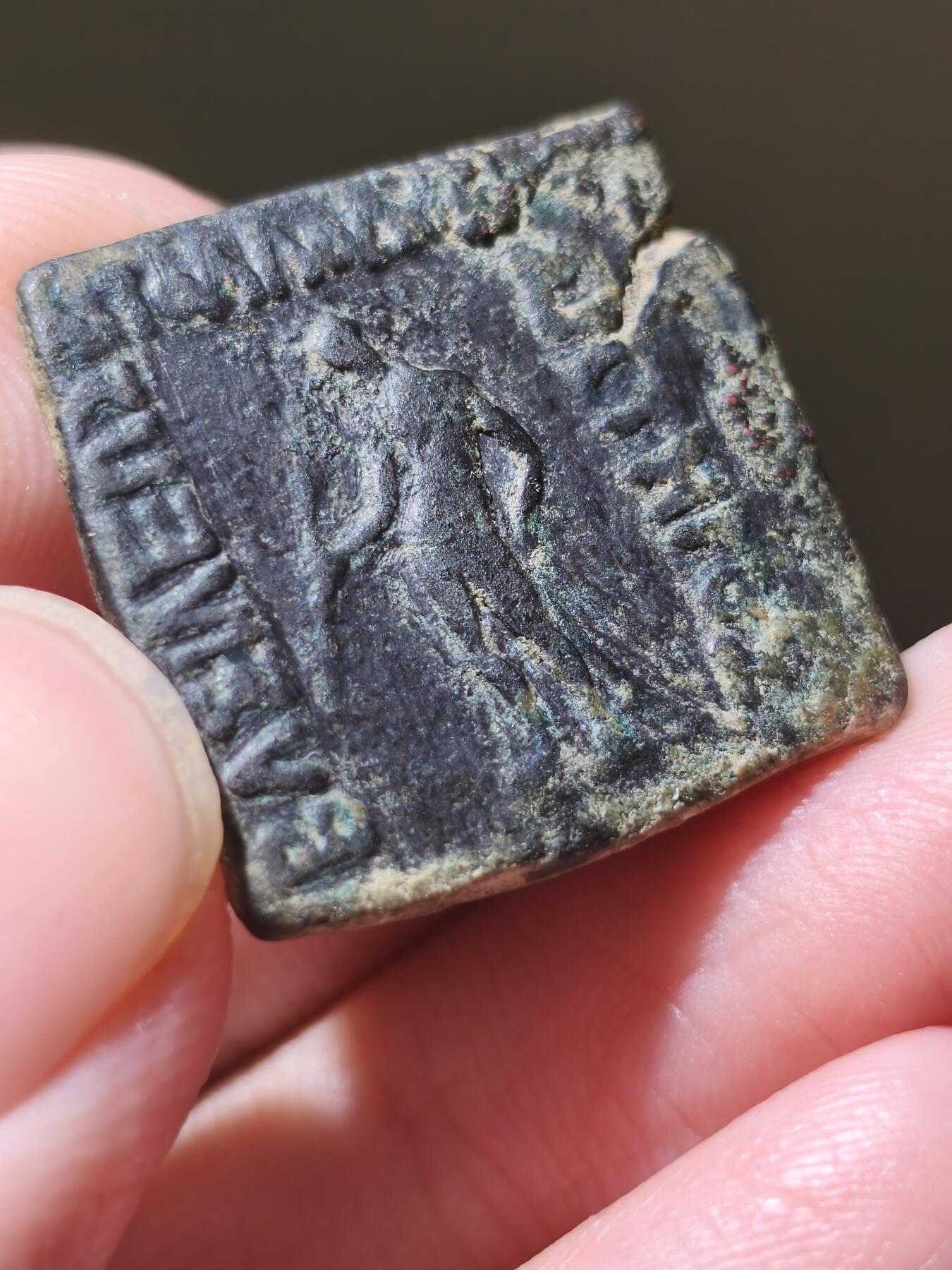 星盘世界钱币2026一月十日新年古典精品大拍 精彩纷呈 精品！印度希腊阿波罗多托斯一世方形大铜币9.38g， 我个人认为这个人应该是德米特里手底下一个小头头之类的，后来独立建国了相当于，不过，这一段历史非常乱，所以这种钱币是非常重要的历史研究资料，本品非常漂亮，铭文清晰，图案全美