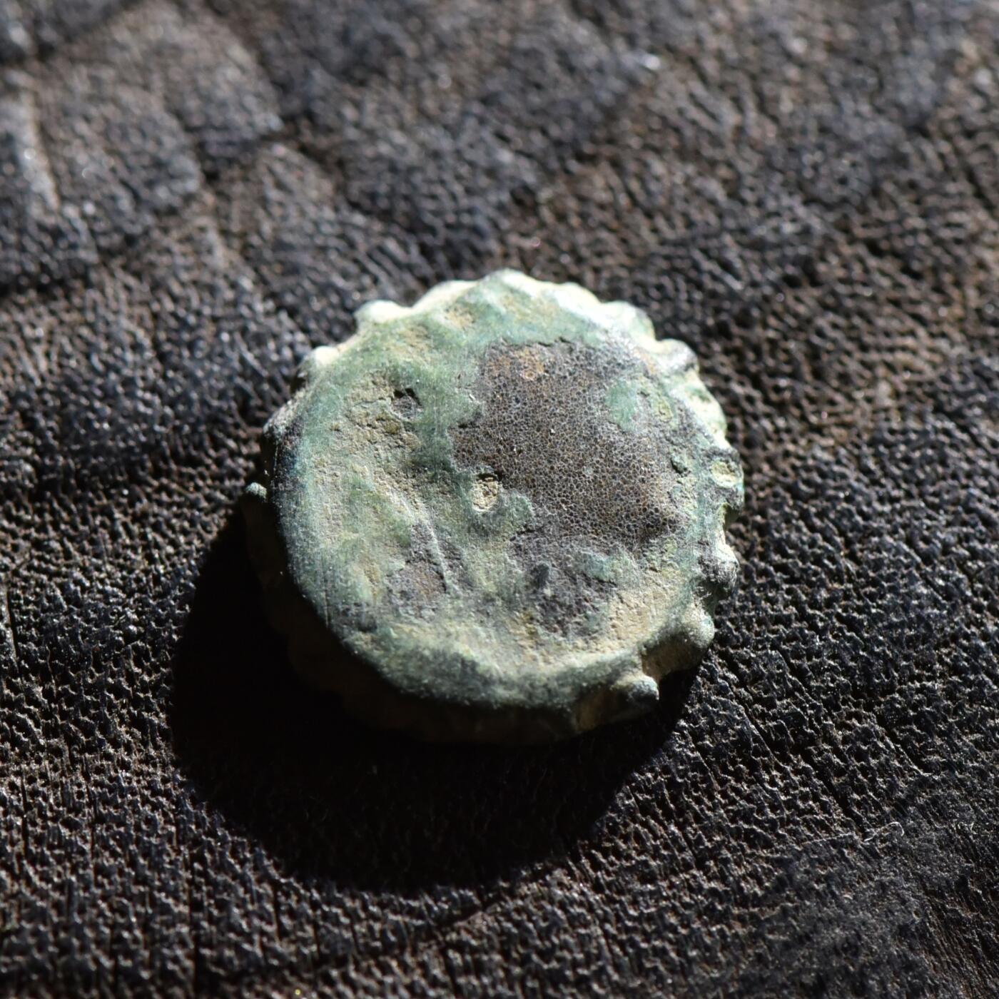 【良泉】第45期【直播场】1月15日晚19.30点开拍！ 208组，西方古代钱币、丝路古珠杂项专场 公元前175-164年【古希腊】【塞琉古帝国】安条克四世，阿克-托勒迈斯造币厂齿状边小铜币，女性神祇蒙面，手持权杖和芦苇（？）2.2克