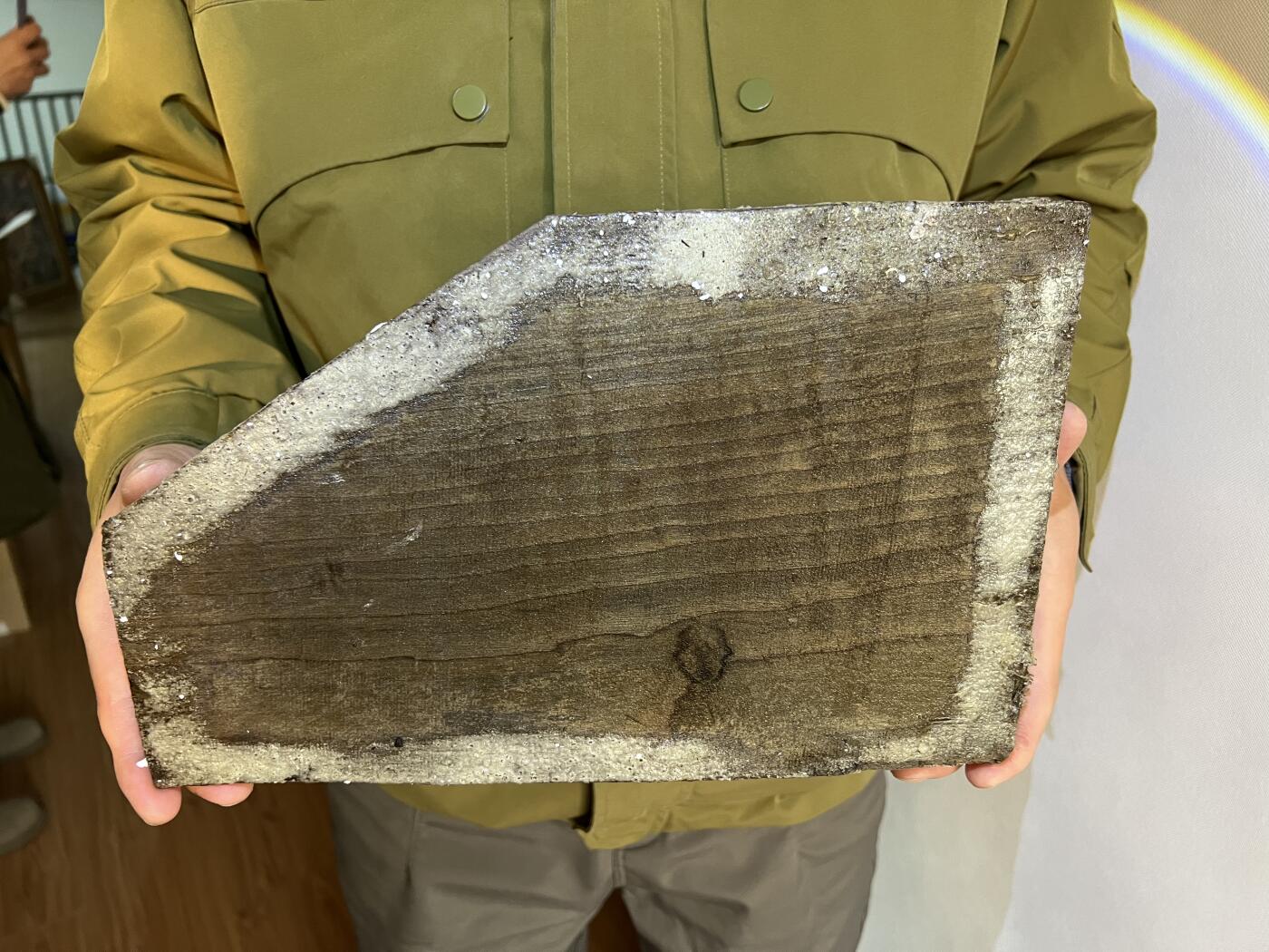 零元拍：1227-5金丝楠 牌子料   满金丝 果香满满 尺寸：30.5/14.5/9.9/2.3厚CM。四边已经做封胶