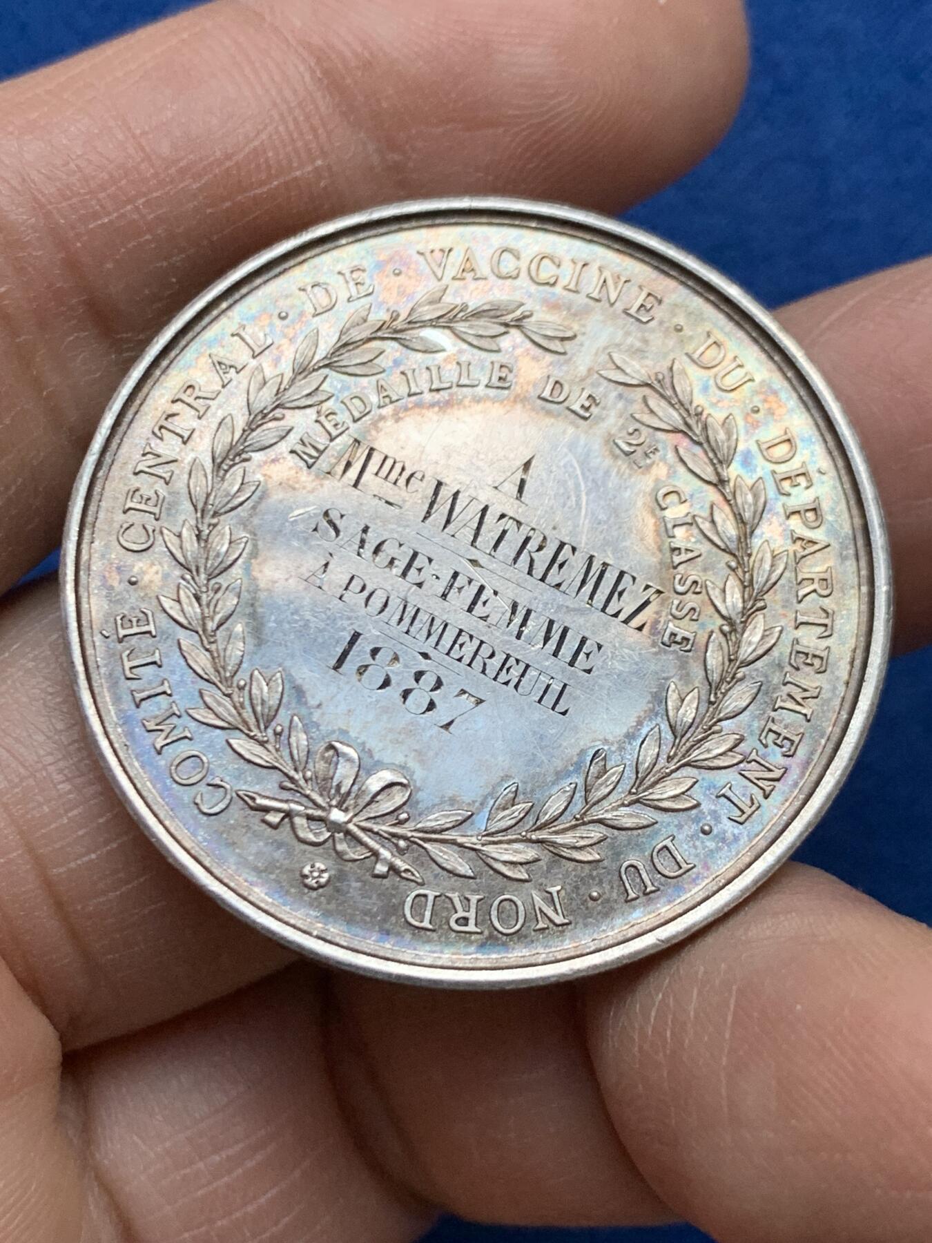 《竞宝斋》第452场 周日，周一 2场连拍 （全场包邮，欢迎送拍） 1887年北部省疫苗接种中央委员会颁发银质纪念章，20.45克，36.3mm，丰饶角银，正面 爱德华·詹纳（1749-1823）为天花疫苗的发明